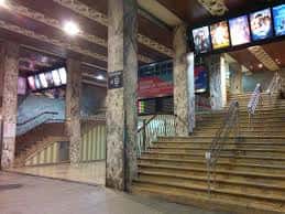 Vestíbulo principal y escaleras de acceso a las salas del Cine Palafox