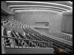 Vista histórica del patio de butacas y el escenario del cine en 1954