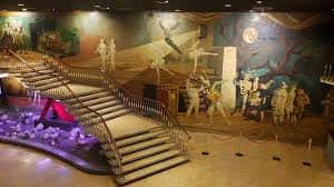 Mural decorativo y escalera de caracol en el interior del edificio