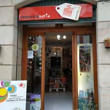 Fachada y entrada principal de la tienda de Comercio Justo en Ourense
