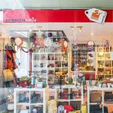 Vista del escaparate e interior con productos de artesanía y alimentación de comercio justo
