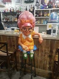 Figura decorativa característica del establecimiento sobre un taburete