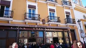 Fachada tradicional de Casa Vizcaíno en Sevilla durante el día