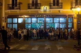 Ambiente exterior del establecimiento iluminado durante la noche