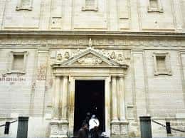 Detalle de la portada principal de acceso a la Parroquia del Sagrario