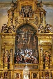 Interior de la parroquia mostrando el retablo mayor de estilo barroco