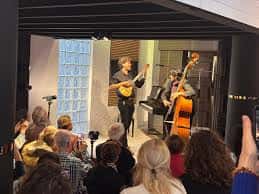 Concierto en directo con músicos y público en el interior de DiCappo Music