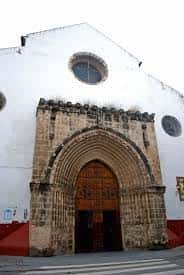 Fachada principal con portada gótico-mudéjar de la Parroquia de San Julián