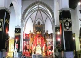 Nave central de la iglesia con arcos apuntados y ornamentación para ceremonias