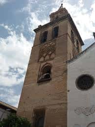 Torre campanario de ladrillo de estilo mudéjar vista desde el exterior