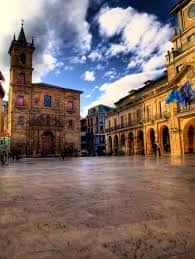 Vista de la Plaza de la Constitución con la Iglesia de San Isidoro el Real al fondo