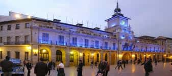 Panorámica nocturna de la fachada iluminada del Ayuntamiento de Oviedo