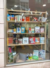 Vista del escaparate exterior con libros y materiales de encuadernación