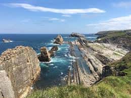 Formaciones rocosas y acantilados en el entorno litoral de la Isla de la Virgen del Mar