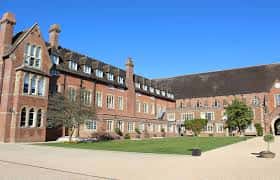 Fachada lateral de los edificios históricos de Ardingly College bajo un cielo despejado