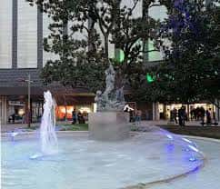Fuente ornamental iluminada con tonos azulados en la Glorieta de Sasera
