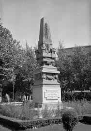 Monumento histórico de la Glorieta de Sasera en una toma clásica