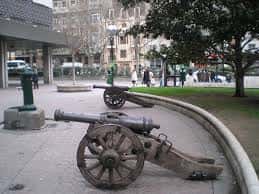 Vista de los cañones antiguos ubicados en la plaza de la Glorieta de Sasera