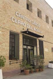 Fachada principal de ladrillo con el rótulo del Centro Cívico Cerro del Águila