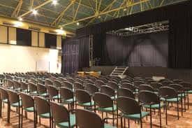 Salón de actos con escenario y patio de butacas para eventos y conferencias