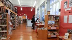 Vista de las estanterías y el pasillo principal en el interior de la biblioteca