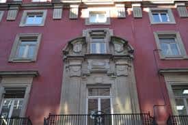Fachada exterior del edificio de la Biblioteca Municipal Durán Loriga con detalles ornamentales en piedra