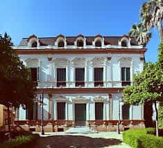Fachada principal del Centro Cívico Las Sirenas con detalles arquitectónicos neoclásicos