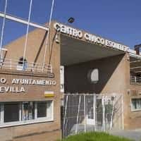 Entrada principal y fachada del Centro Cívico El Esqueleto