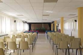 Salón de actos con escenario y capacidad para público