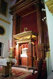 Detalle del retablo dorado y el sagrario en el interior de la iglesia