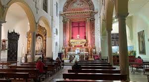 Vista general del interior de la iglesia con el altar mayor y las naves laterales