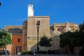 Vista exterior de la Parroquia de San Andrés desde la plaza con vegetación