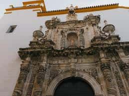 Detalle de la fachada barroca tallada en piedra de la antigua iglesia de San Ignacio