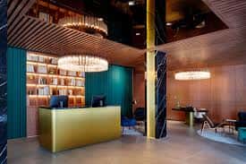 Elegante zona de recepción y lobby con diseño contemporáneo y acabados en madera