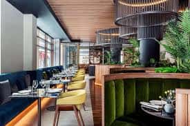 Restaurante del hotel con ambiente sofisticado y mobiliario de terciopelo