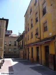 Vista exterior del edificio y su ubicación en la plaza