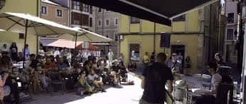 Ambiente en la terraza exterior con música en directo y zona de mesas