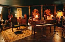 Sala principal con piano de cola y decoración de estilo clásico