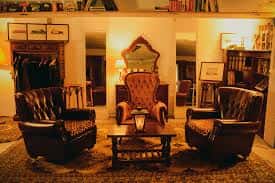 Zona de descanso con sillones de cuero y ambiente acogedor