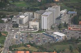 Perspectiva aérea del complejo hospitalario de Cabueñes y sus zonas de aparcamiento