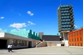 Vista exterior del Museo de la Ciencia de Valladolid con su emblemática torre y plaza de acceso