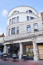 Fachada exterior curva del edificio Nile House en Brighton