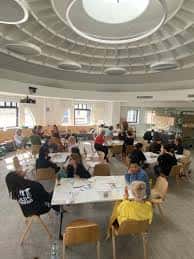 Espacio interior circular con techo abovedado y luz natural para eventos y coworking
