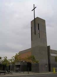 Fachada exterior de diseño contemporáneo y torre campanario de la Parroquia de Santa María de Montecanal