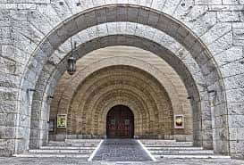 Detalle arquitectónico de los arcos concéntricos en la entrada principal