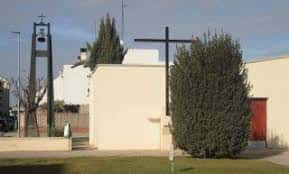 Vista exterior de la Parroquia de Santa María de los Ángeles con su campanario y arquitectura moderna