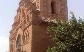 Detalle de la fachada y torre de estilo mudéjar construida en ladrillo