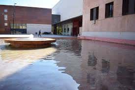 Vista de la arquitectura moderna del centro con estanque y fuente de agua