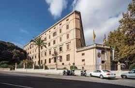 Vista exterior de la fachada principal del edificio histórico