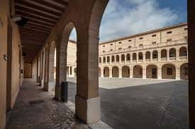 Perspectiva del patio interior desde la galería de arcos